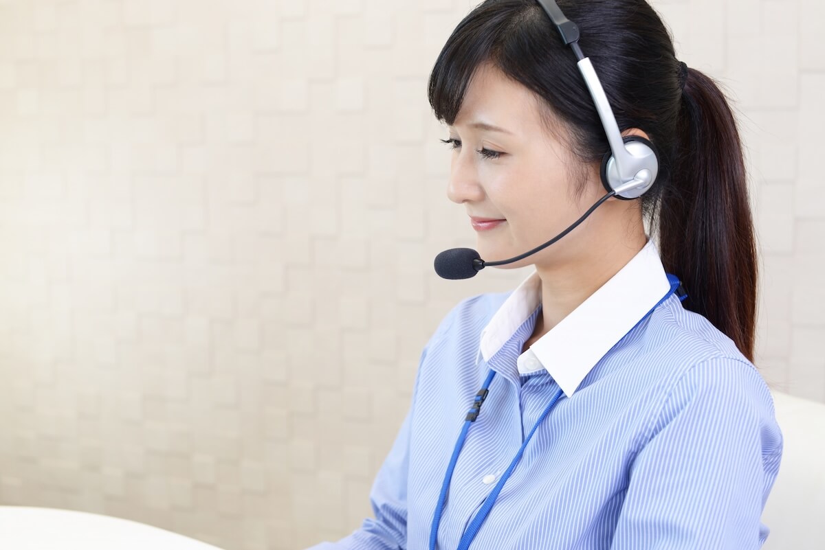 お客さまからのお問い合わせに答えるオペレーター